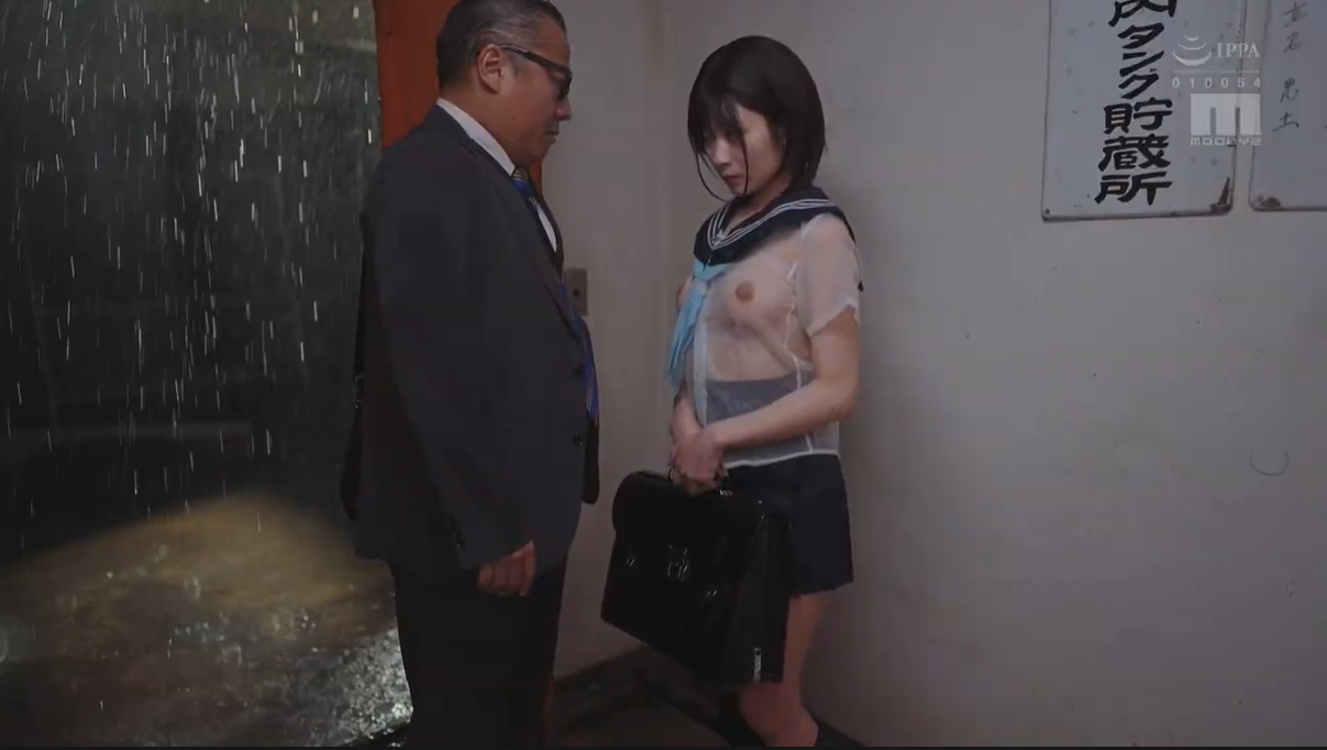 Cô bé học sinh trú mưa tại một khách sạn